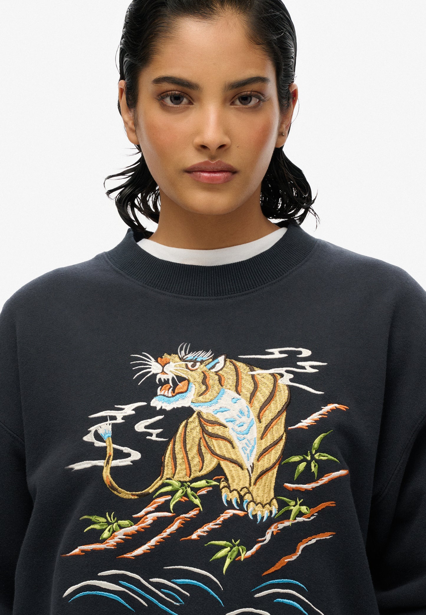 Suika Embroidered Loose Crew Sweatshirt (2)