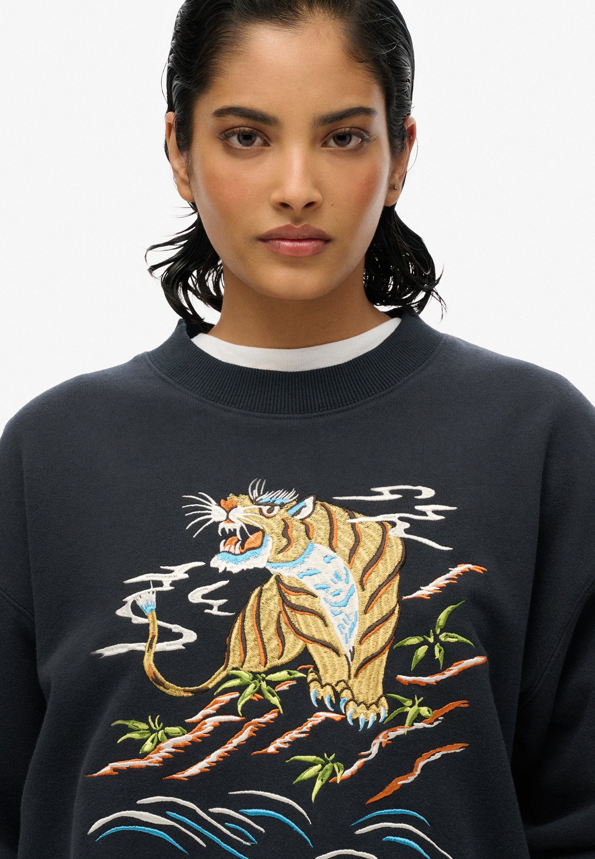 Suika Embroidered Loose Crew Sweatshirt (2)
